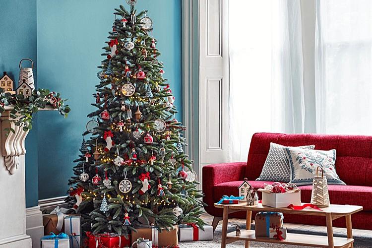 How to decorate a Christmas tree for the New Year 2021: beautiful ideas and ways