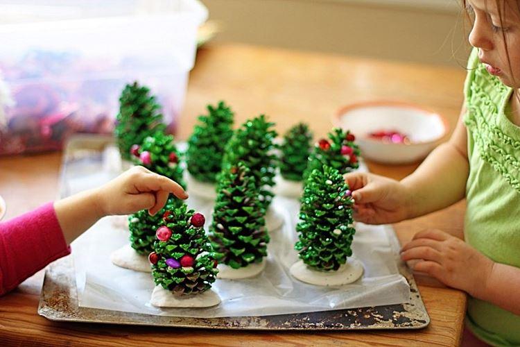 New Year's crafts from cones for children (40 photos)