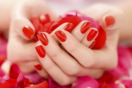 TOP-8 fashionable ideas of red manicure 2021