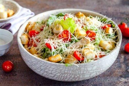 20 salades de poulet fumé qui vous aideront en toute situation