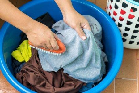 8 modalități eficiente de a îndepărta petele de pulbere de pe haine după spălare