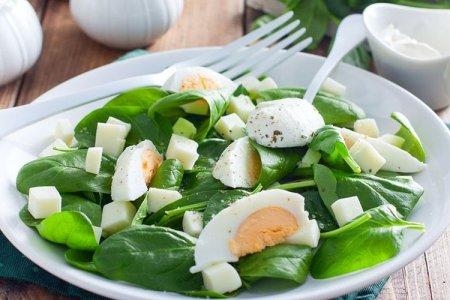 20 recettes de salades d'épinards délicieuses et saines