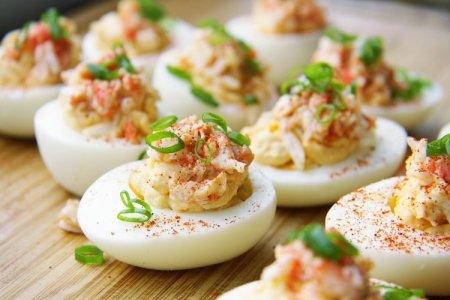 20 recipes for stuffed eggs on the festive table