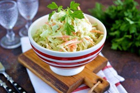 15 delicioase salate proaspete de varză și morcovi