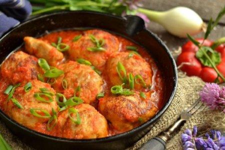 10 recept a lágy húsgombócokhoz mártással egy serpenyőben