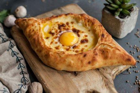 8 façons de préparer de délicieux khachapuri d'Adjarie