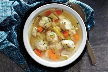 15 soupes aux raviolis qui plairont à tout le monde