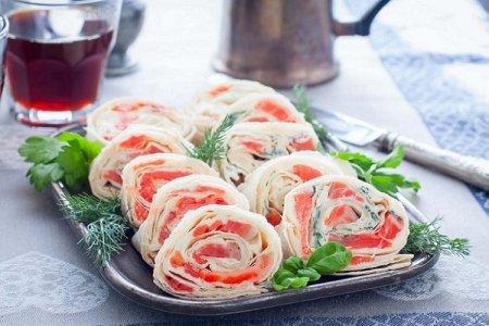 20 delicious pita rolls with red fish