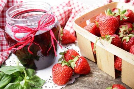 15 grandes recettes de confiture de fraises avec des baies entières