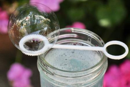 How to make soap bubbles at home