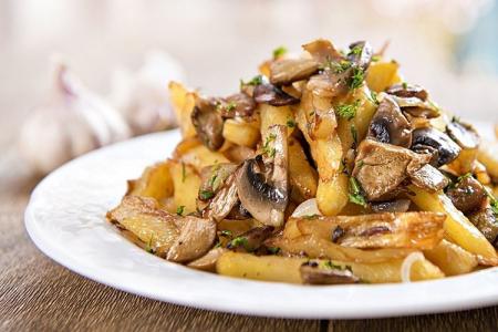 10 rețete de cartofi delicioși cu ciuperci într-o tigaie