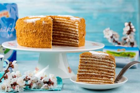 Classic honey cake: 5 simple and delicious recipes (step by step)