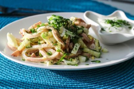 Salade de calmars et d'œufs: 12 des recettes les plus délicieuses