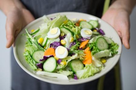 Salate rapide gustoase și ușoare: 20 de rețete